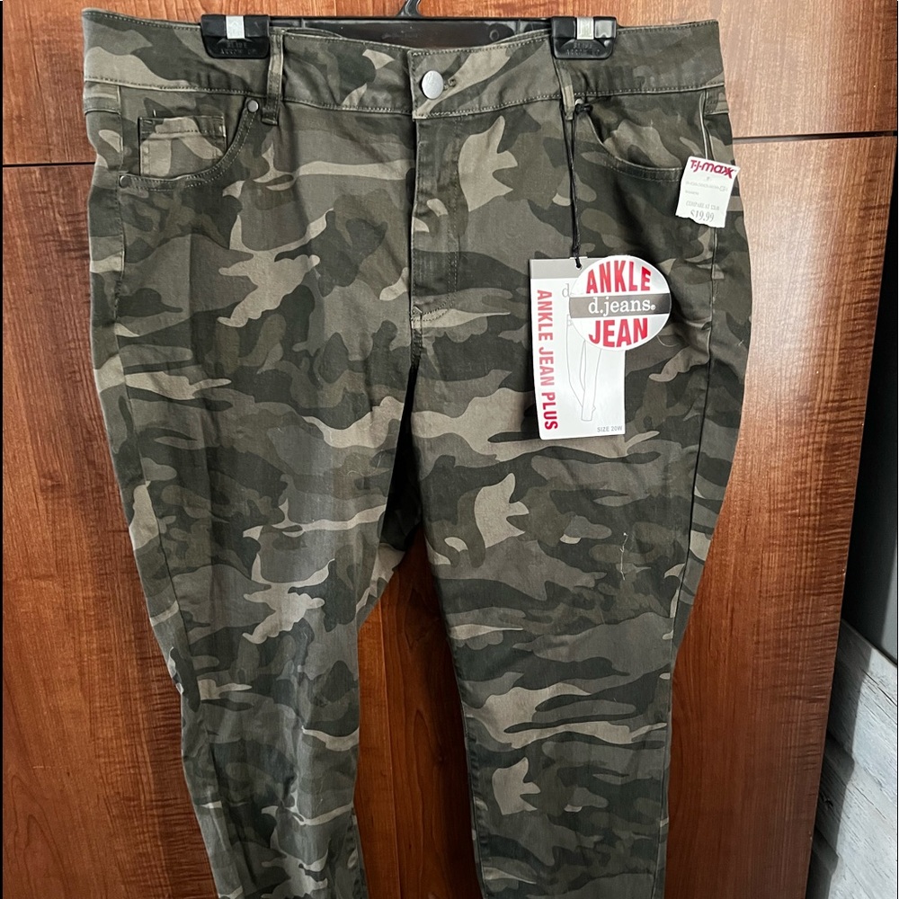 NWT camouflage d.jeans. Size 20W.